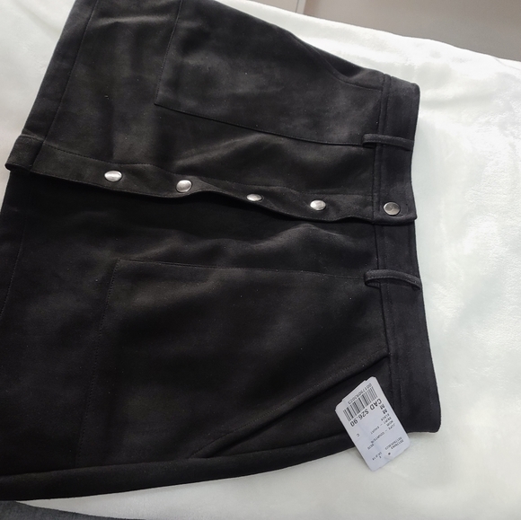 2/25$ 🛍 Black Velvet F21 Skirt - Picture 4 of 4